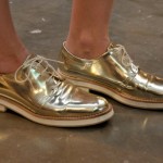 Como Usar Sapatos Metalizados em Todas as Ocasiões